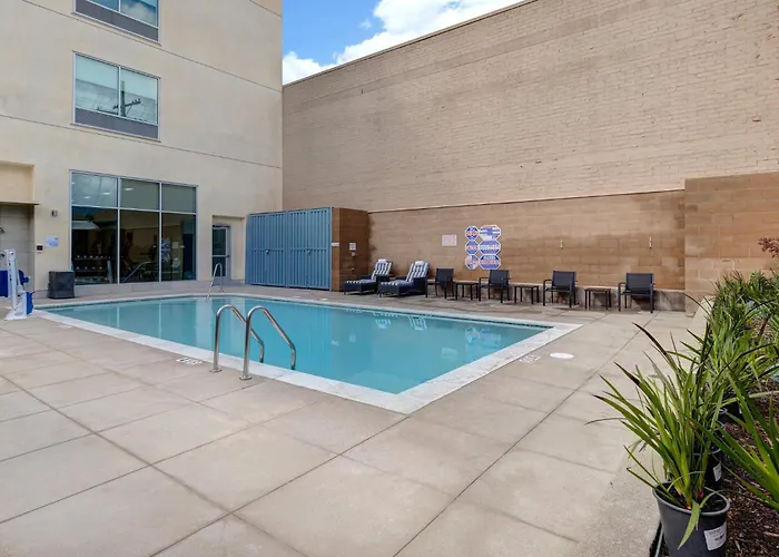 Holiday Inn Express & Suites - Glendale Downtown