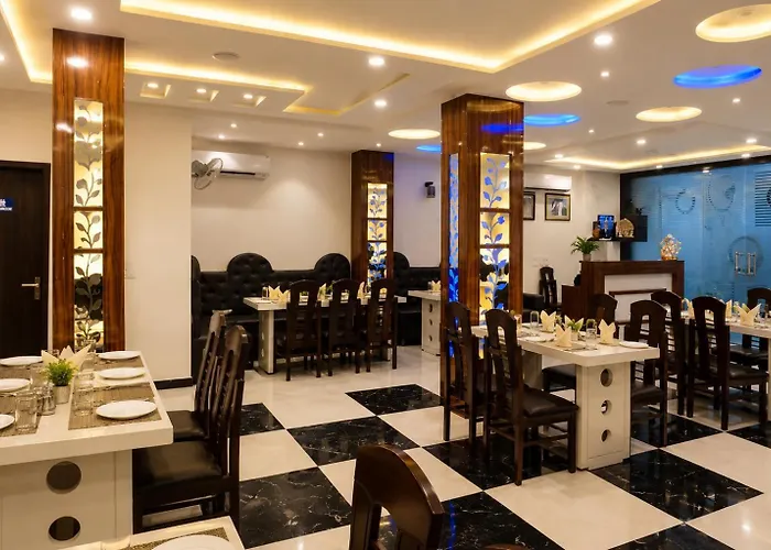 Hotel Grand House - Hsot Restaurant - Near Taj