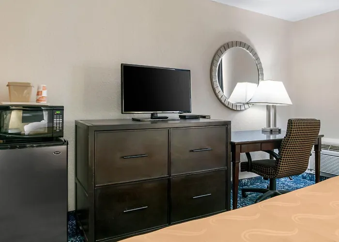 Quality Inn & Suites Livonia - Detroit