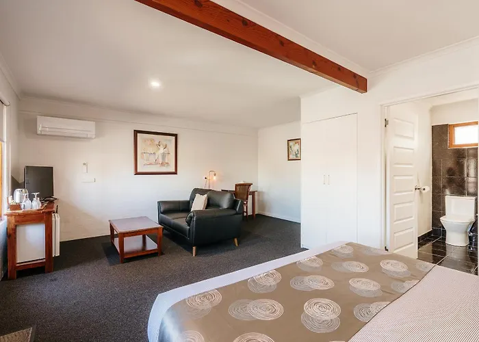 Hideaway On George