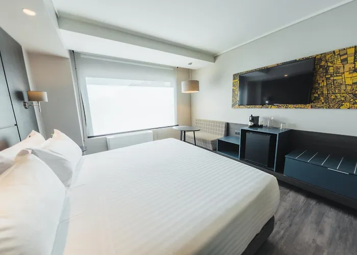 Ola Santiago Providencia, Tapestry Collection By Hilton