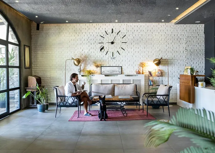 8 Rooms Hotel