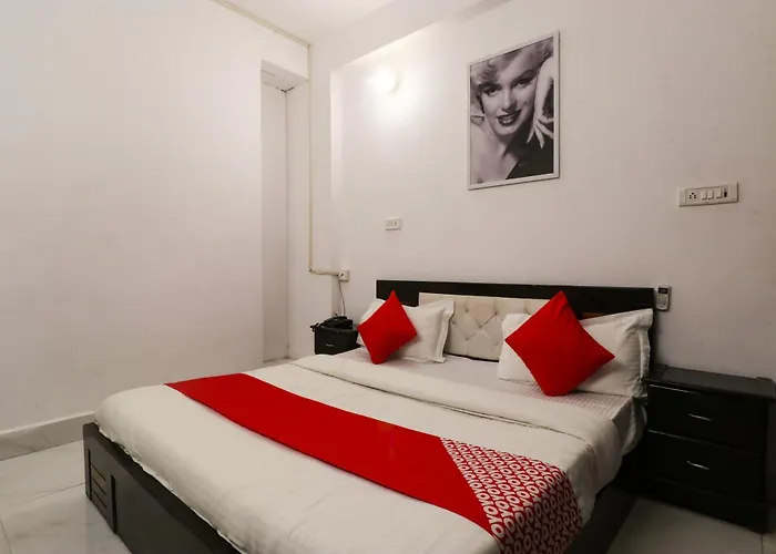 Hotel O Silver Palace Near Dwarka Sector 9 Metro Station