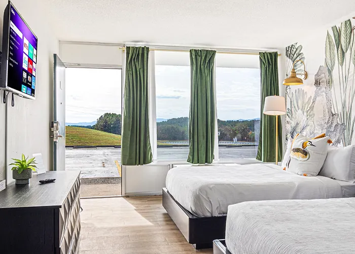 The Mallard Hotel & Suites