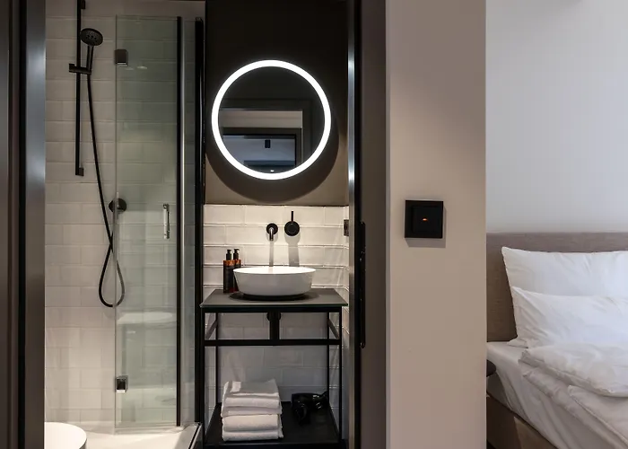 The Adams - Self Check In Hotel