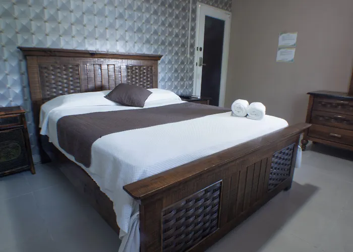 Malecon Premium Rooms & Hotel