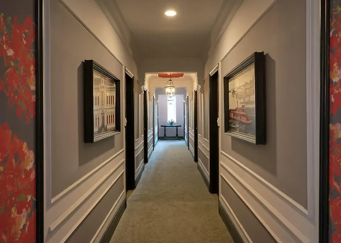 Manoir Des Arts Hotel