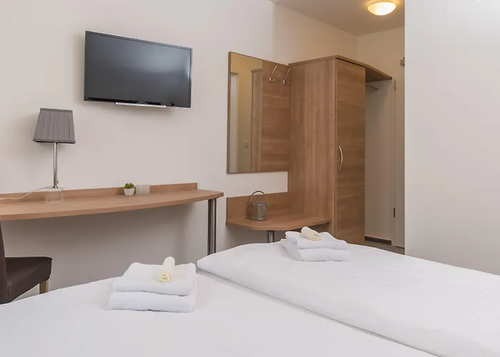 Boutique-Hotel Kronenstuben - Unschlagbare Zentrumsnaehe Direkt Am Marstall & Marktplatz - Schloss In 3 Min - Fruehstueck - Langzeitmiete