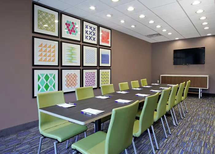 Holiday Inn Express & Suites Columbus North By Ihg