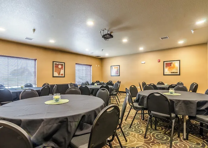 Cobblestone Hotel & Suites - Mccook