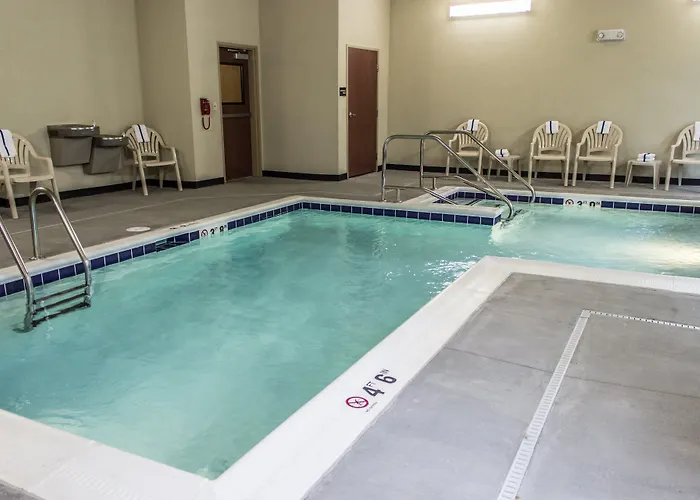 Cobblestone Hotel & Suites - Chippewa Falls