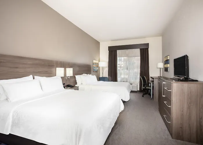 Holiday Inn Express & Suites Manhattan By Ihg