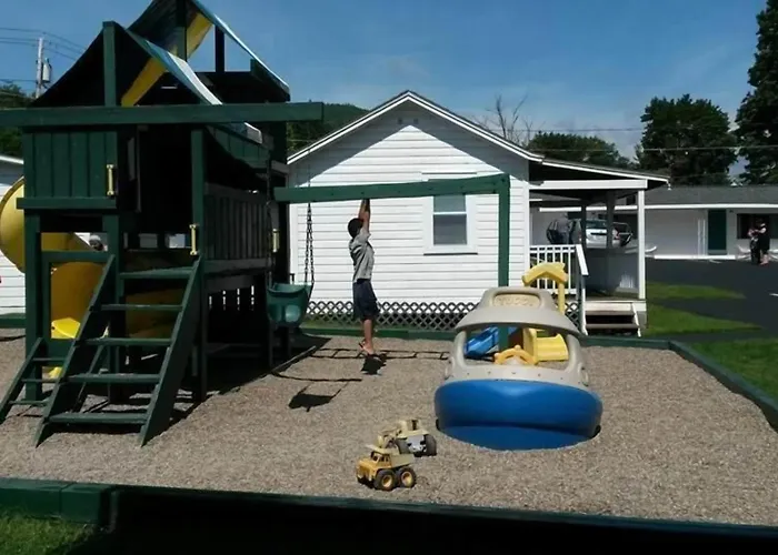 Brookside Motel & Cabins