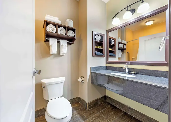 Best Western Plus Emerald Inn & Suites Garden City