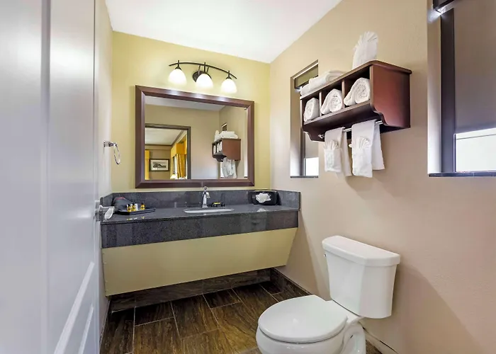 Best Western Plus Emerald Inn & Suites Garden City