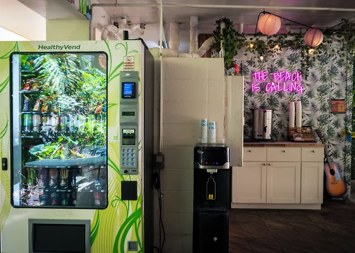 Waikiki Beachside Hostel