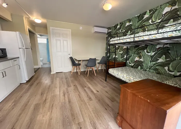 Waikiki Beachside Hostel