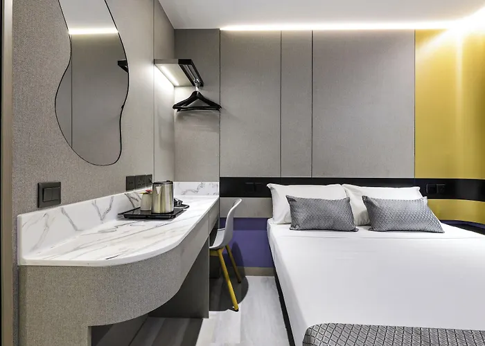 Hotel 81 Palace - NEWLY RENOVATED