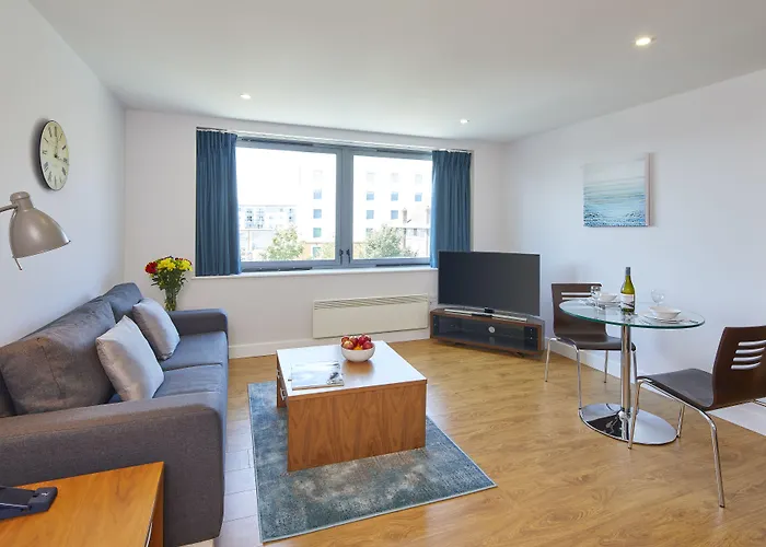 Hq Aparthotel Farnborough