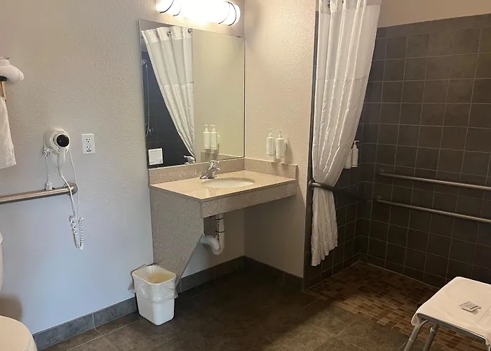 Days Inn & Suites By Wyndham Columbus Ne