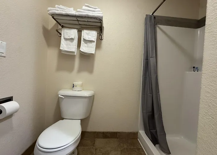 Price Pointe Inn