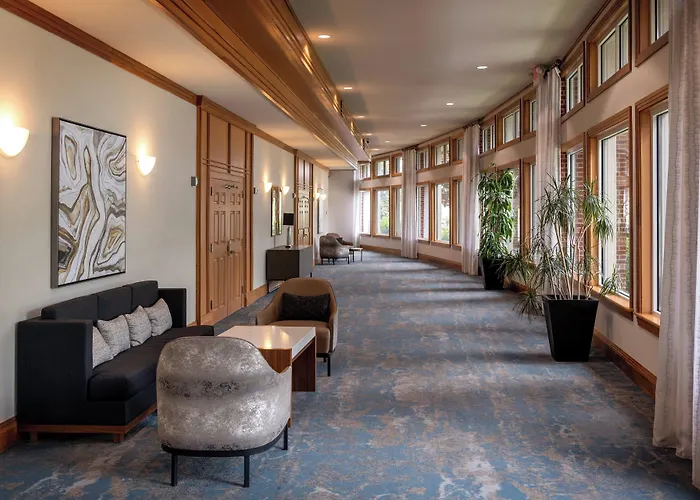 Delta Hotels By Marriott Huntington Mall