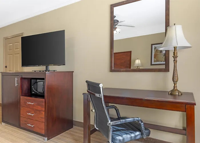 Best Western Plus Monica Royale Inn & Suites