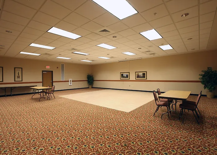 Boarders Inn & Suites By Cobblestone Hotels - Shawano