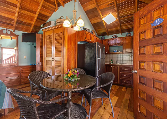 Blue Tang Inn - Beachfront Suites And Pool