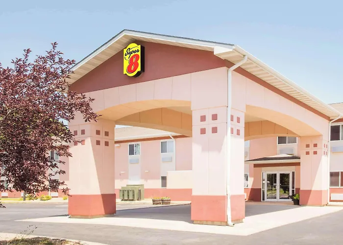 Super 8 By Wyndham Iola Ks