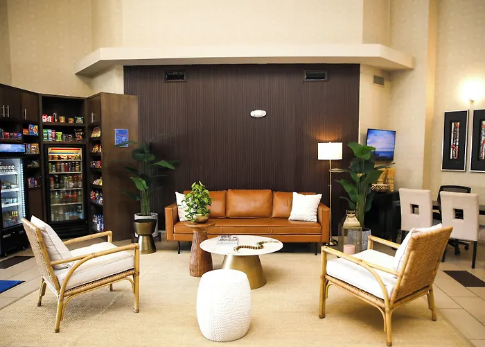 Holiday Inn Express & Suites Naples Downtown - 5Th Avenue By Ihg