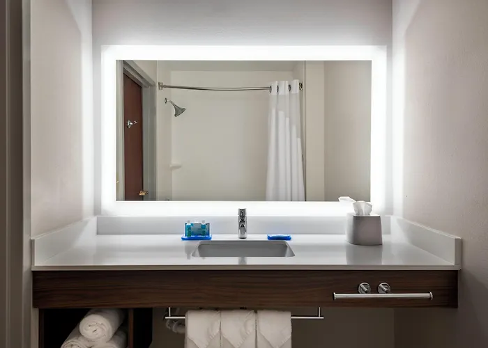 Holiday Inn Express & Suites Charlotte Arpt-Belmont By Ihg