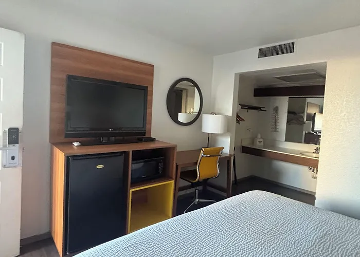 Days Inn & Suites By Wyndham Needles