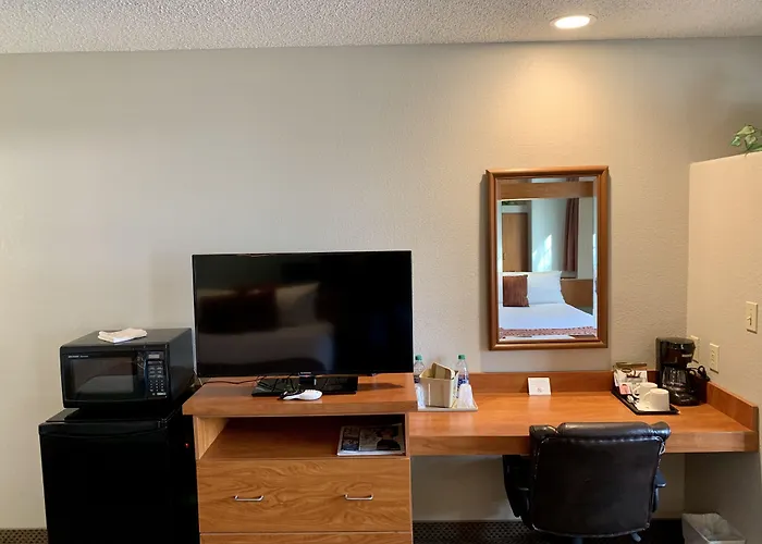 Monument Inn & Suites