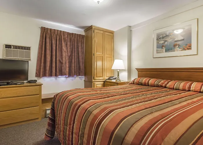 Econo Lodge Inn & Suites
