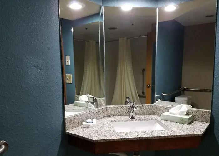 Days Inn By Wyndham Englewood Dayton Airport