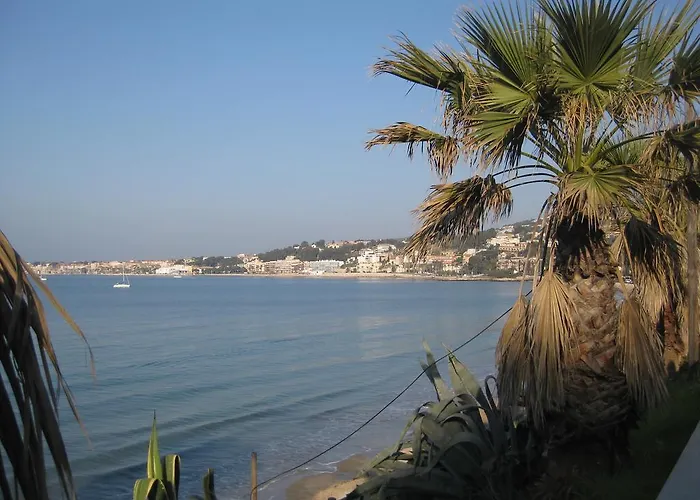 50m Plage T2 Grande Terrasse Vue Mer Climatisé Piscine Chauffée, Parking clos gratuit