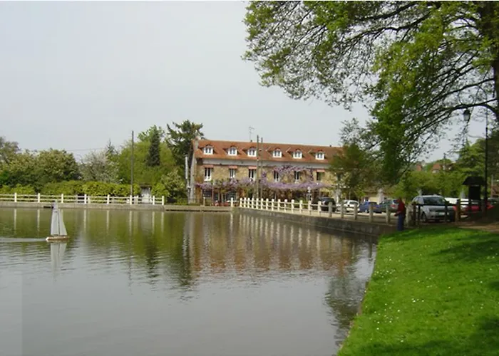 Logis Hotel & Restaurant - Au Bord Du Lac