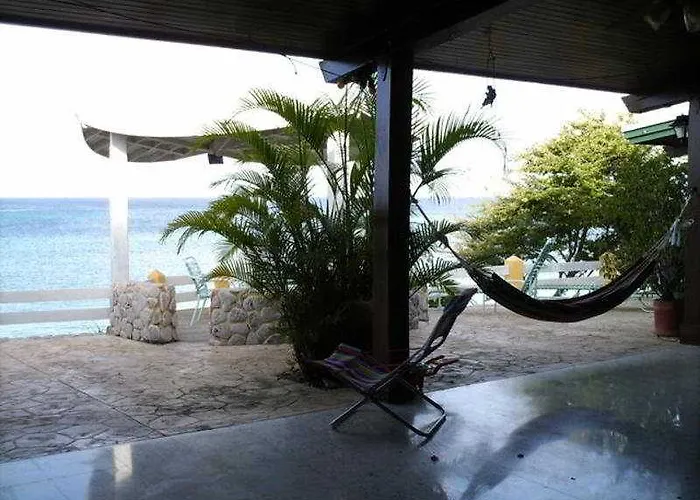 Settlers Beach Hotel