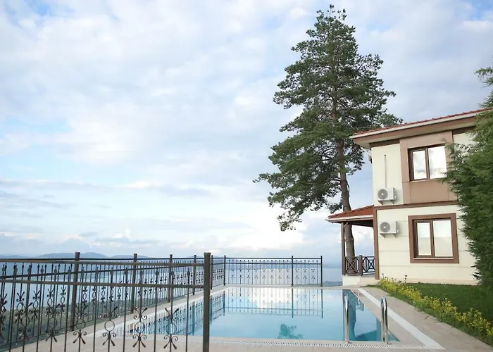 Orchid Hills - Heated Swimming Pool