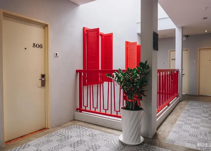 Hotel Ciq, Jalan Trus