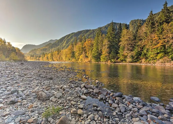 Riverfront Cabin W/ Hot Tub: 2 Mi To Eagle Falls